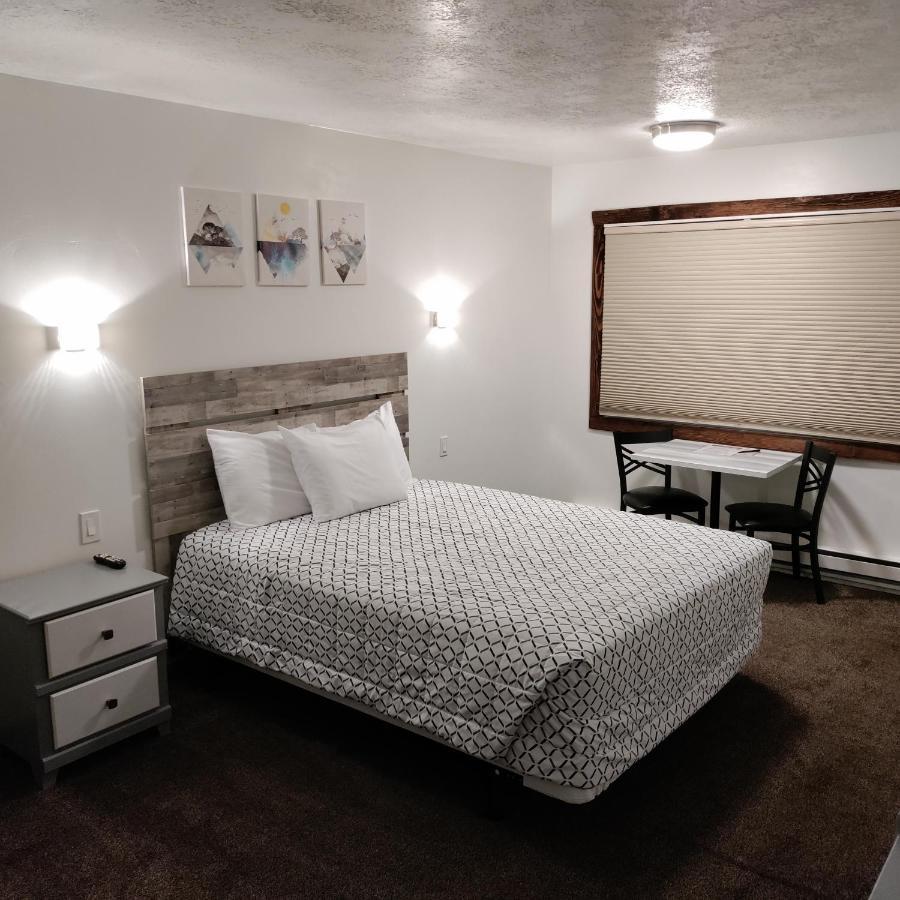 High Desert Inn Salina Bagian luar foto