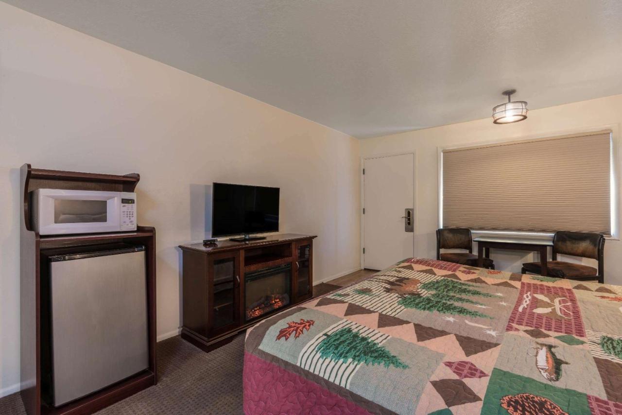 High Desert Inn Salina Bagian luar foto